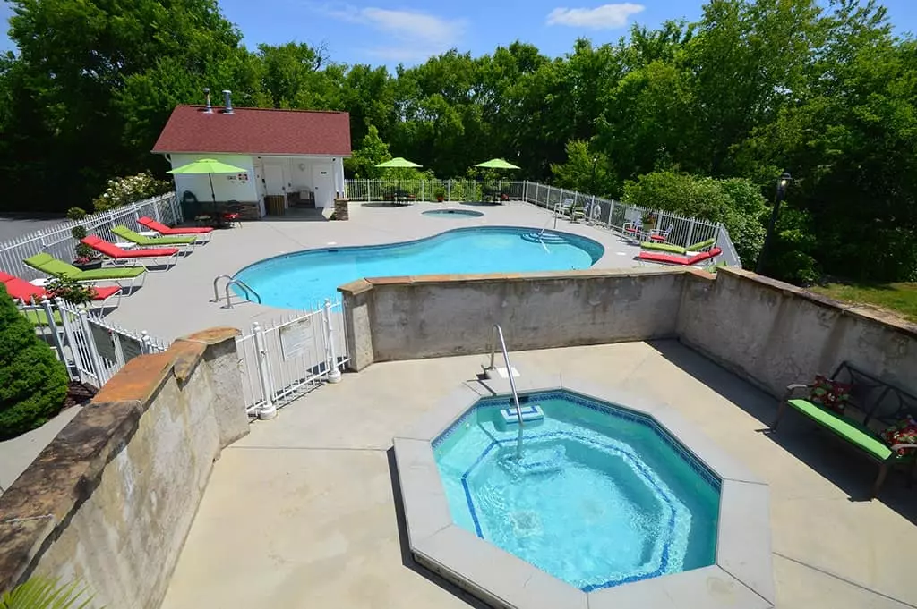 Appleview River Resort pool and hot tub