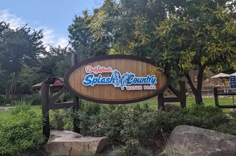 Dollywood’s Splash Country sign (2)