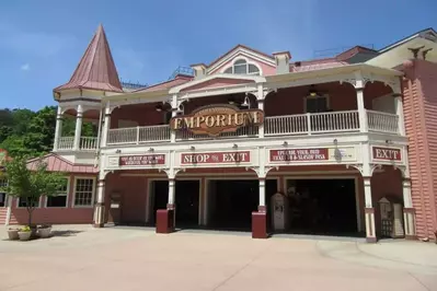 The exterior of the Dollywood Emporium gift shop.