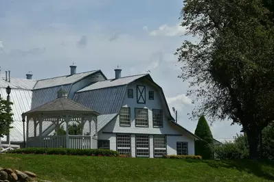 outside of the apple barn in sevierville tn