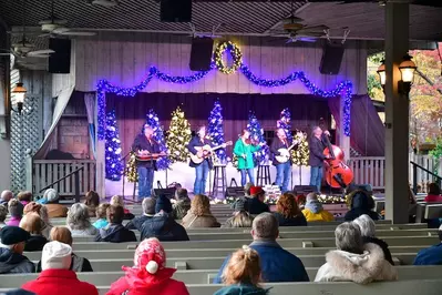 christmas show at dollywood