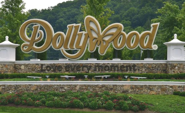 dollywood entrance sign